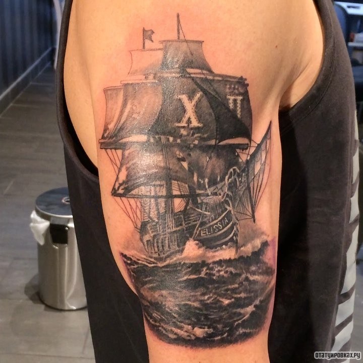 Фотография татуировки под названием «Корабль пиратов на волнах»