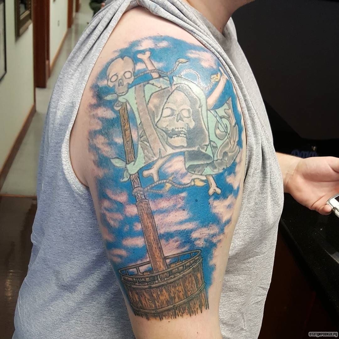 Фотография татуировки под названием «Пиратский флаг на фоне неба»