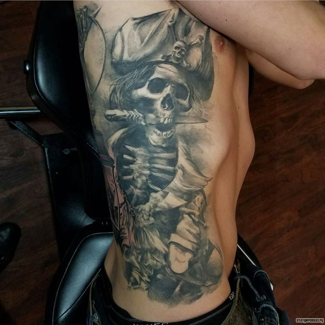 Фотография татуировки под названием «Скелет - пират с ножом с вубах»