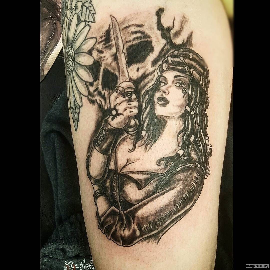 Фотография татуировки под названием «Девушка с кинжалом»