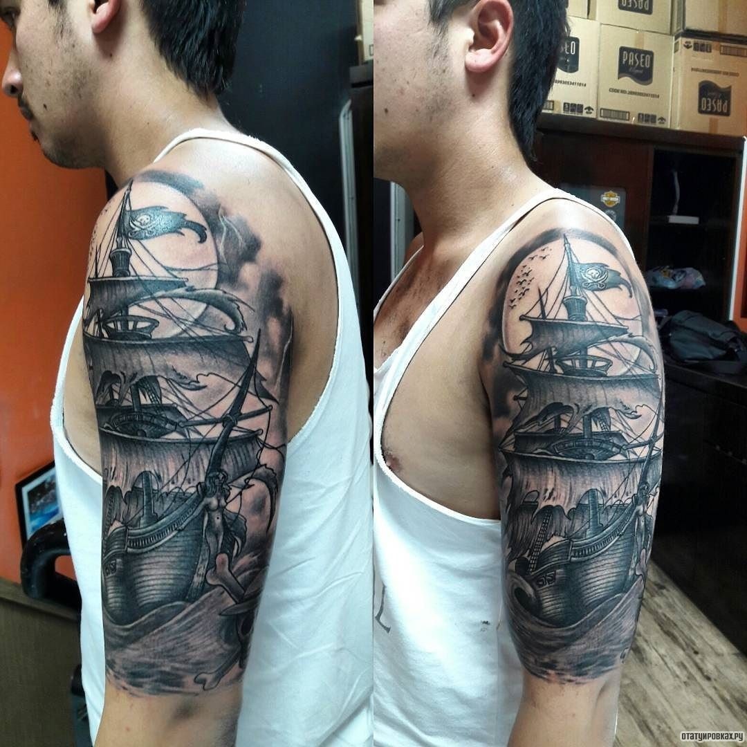 Фотография татуировки под названием «Пиратский корабль на волнах»