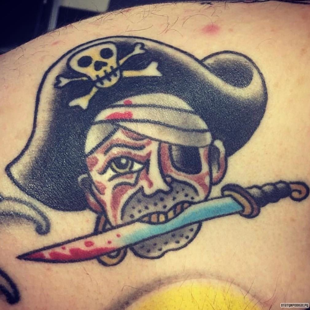 Фотография татуировки под названием «Пират с ножом в зубах»