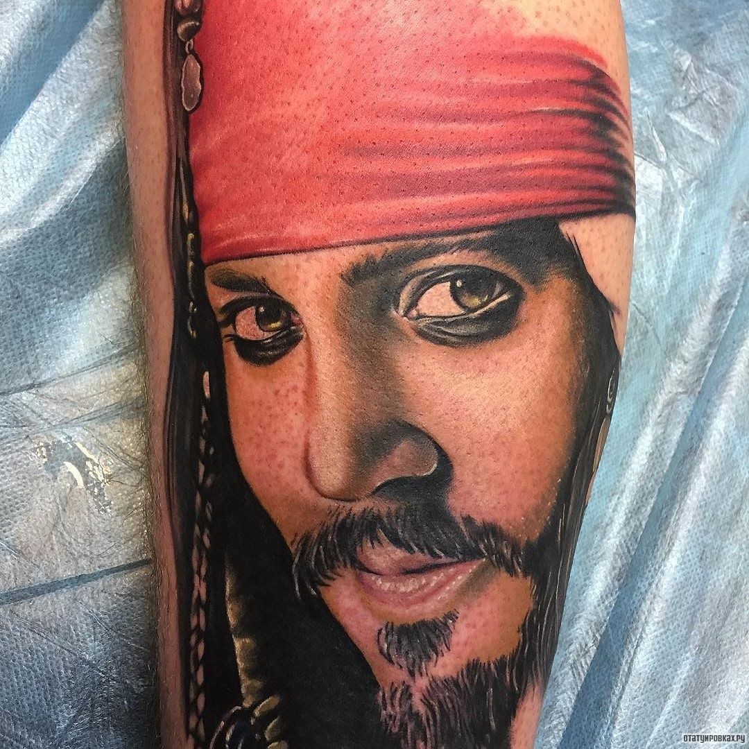 Фотография татуировки под названием «Джек Воробей в красной бандане»