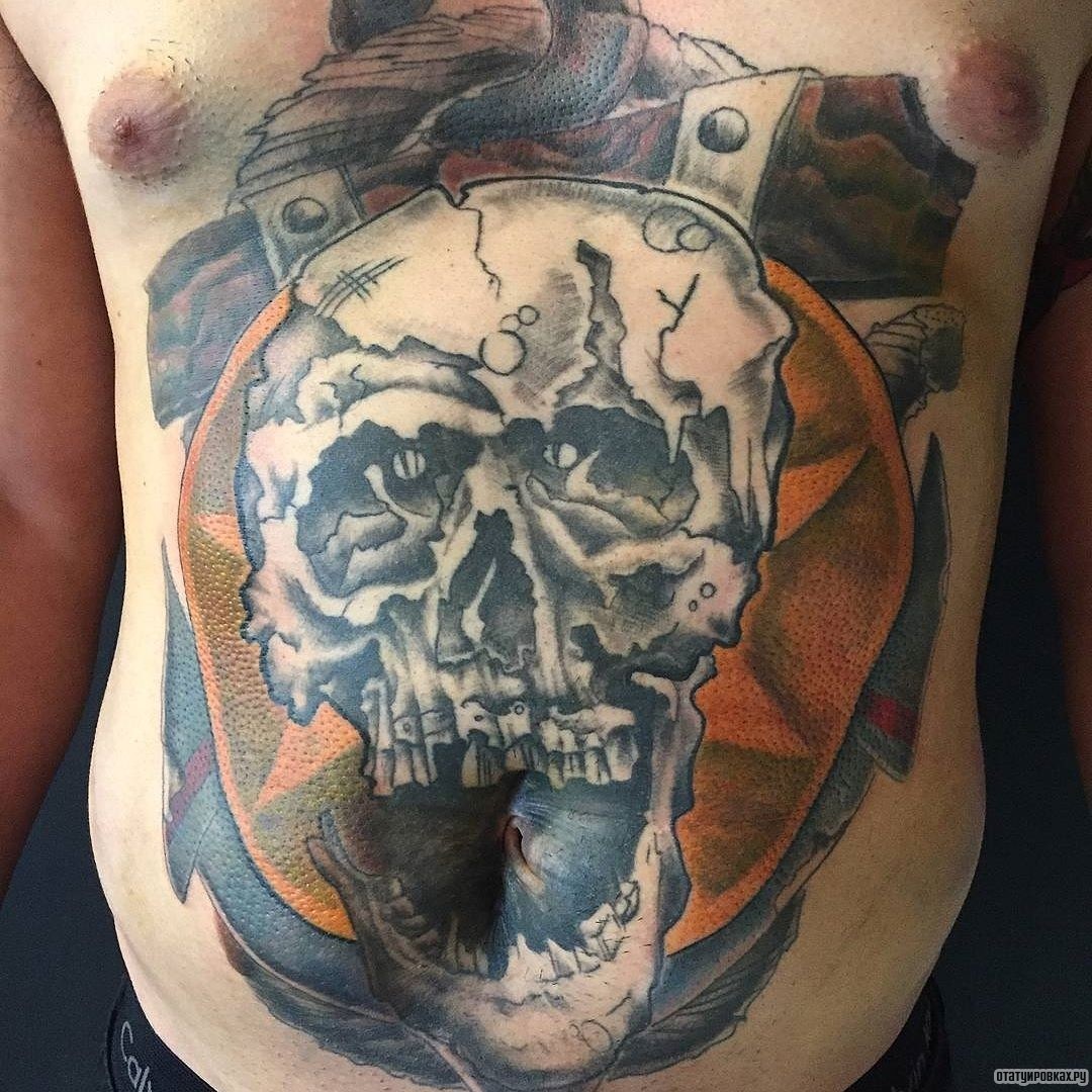 Фотография татуировки под названием «Старый треснувший череп»