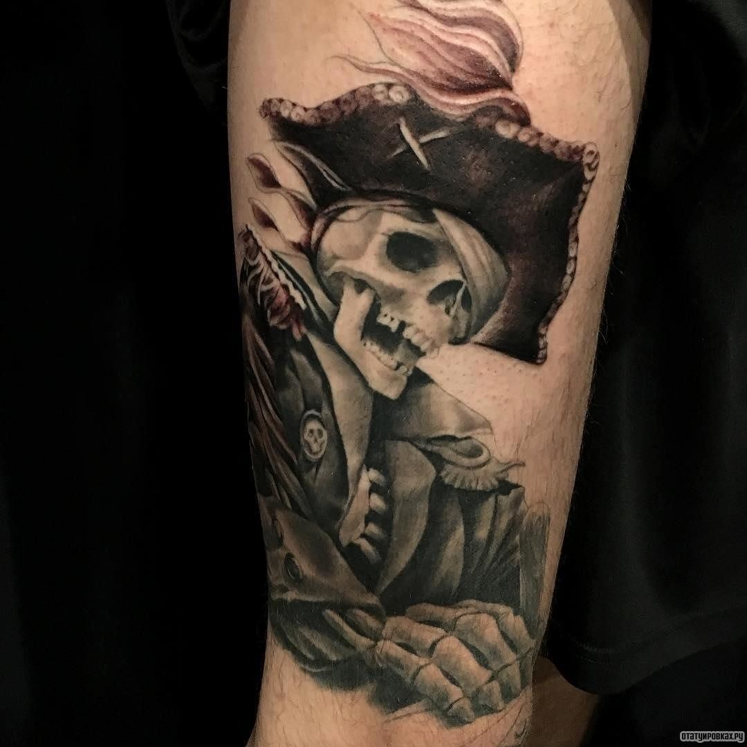 Фотография татуировки под названием «Пират скелет в шляпе»