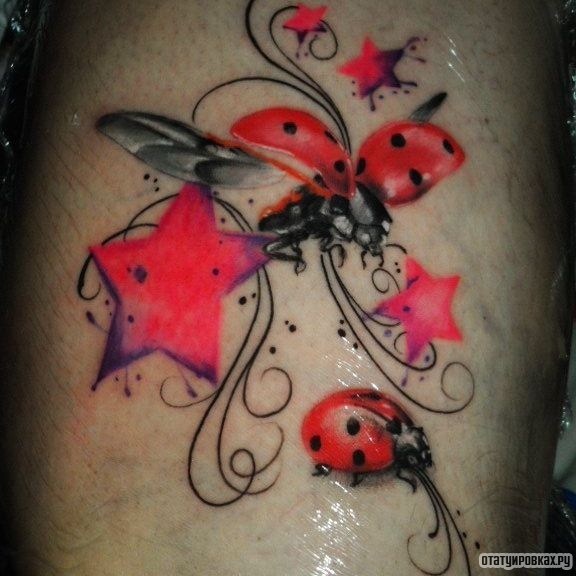 Фотография татуировки под названием «Божья коровка со звездами»