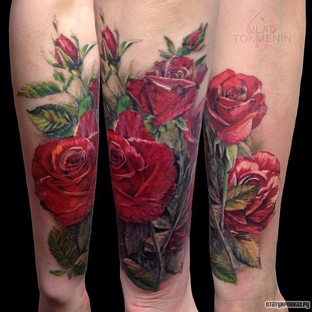 Фотография татуировки под названием «Живые красные розы»
