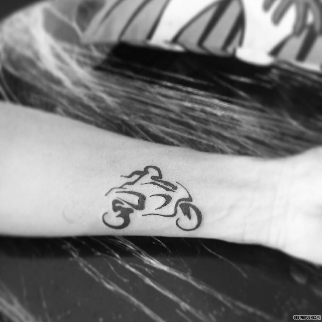 Фотография татуировки под названием «Мото в виде узора»