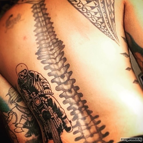 Фотография татуировки под названием «Мотоциклист»