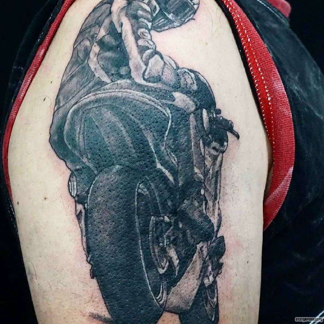 Фотография татуировки под названием «Мотоциклист на байке»