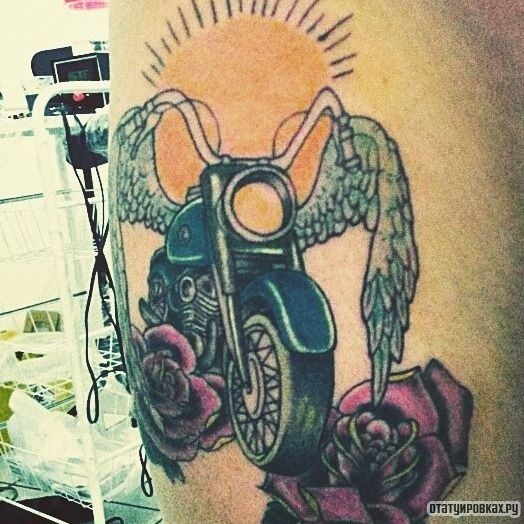 Фотография татуировки под названием «Мотоцикл с крыльями и розами»
