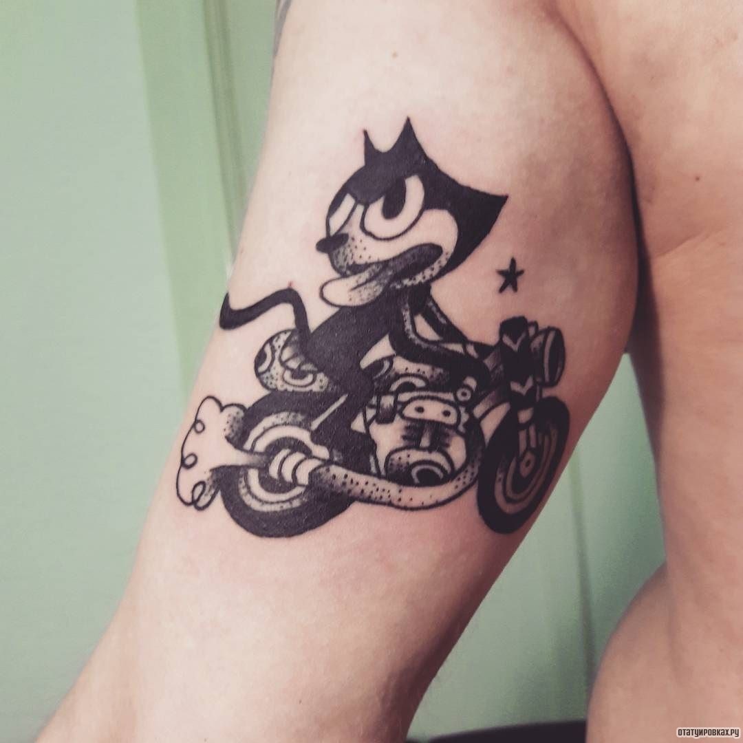 Фотография татуировки под названием «Кот на мотоцикле»