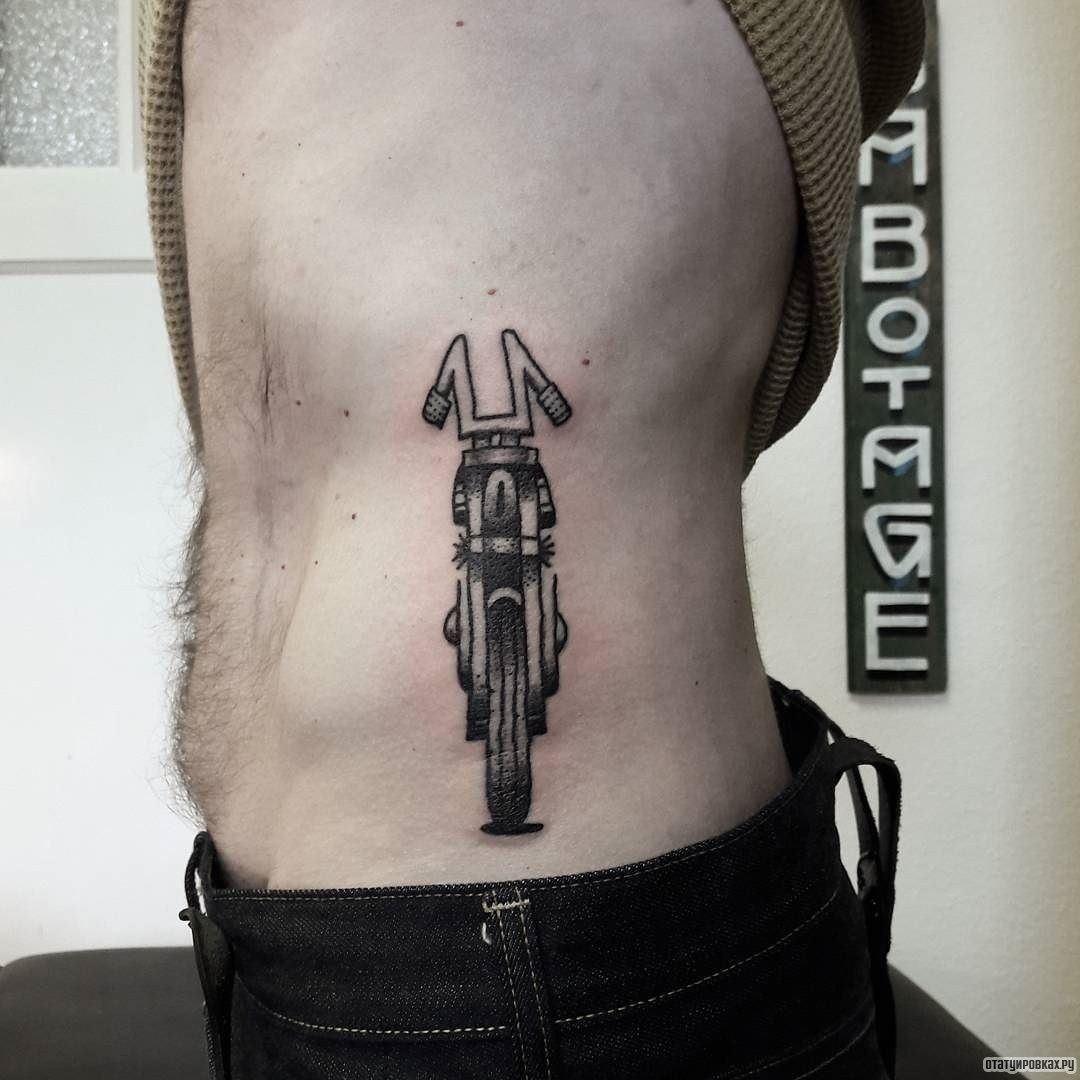 Фотография татуировки под названием «Мотоцикл в профиль»