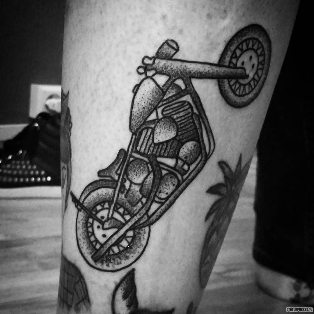 Фотография татуировки под названием «Мотоцикл»