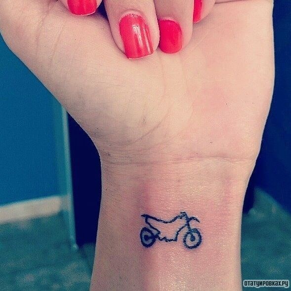 Фотография татуировки под названием «Маленький мотоцикл»