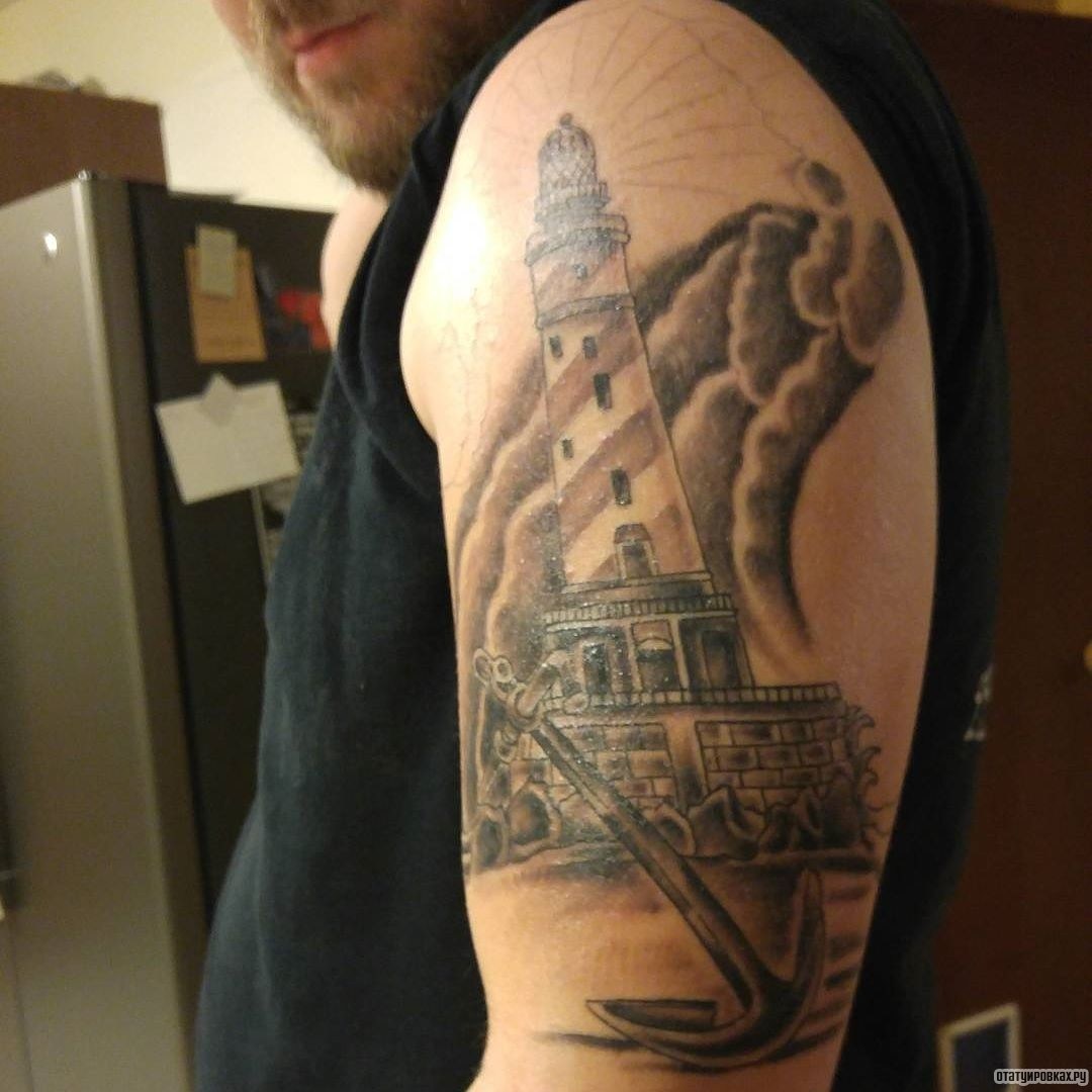 Фотография татуировки под названием «Маяк с якорем»