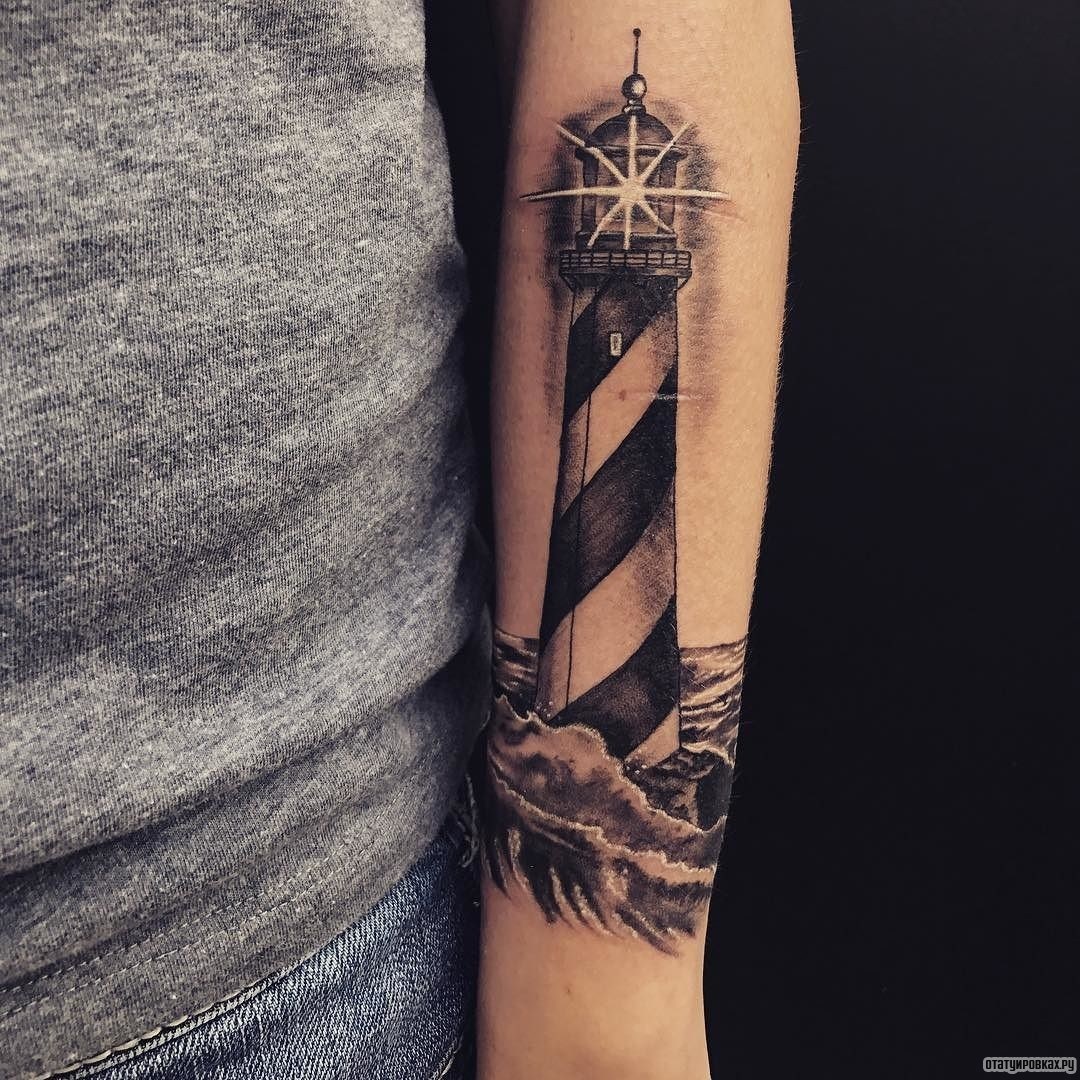 Фотография татуировки под названием «Маяк с ярким светом»