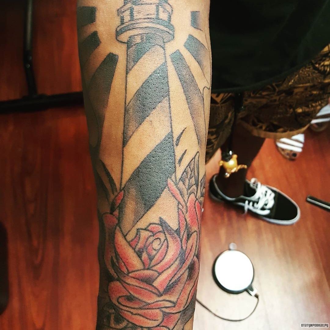 Фотография татуировки под названием «Маяк с розой»