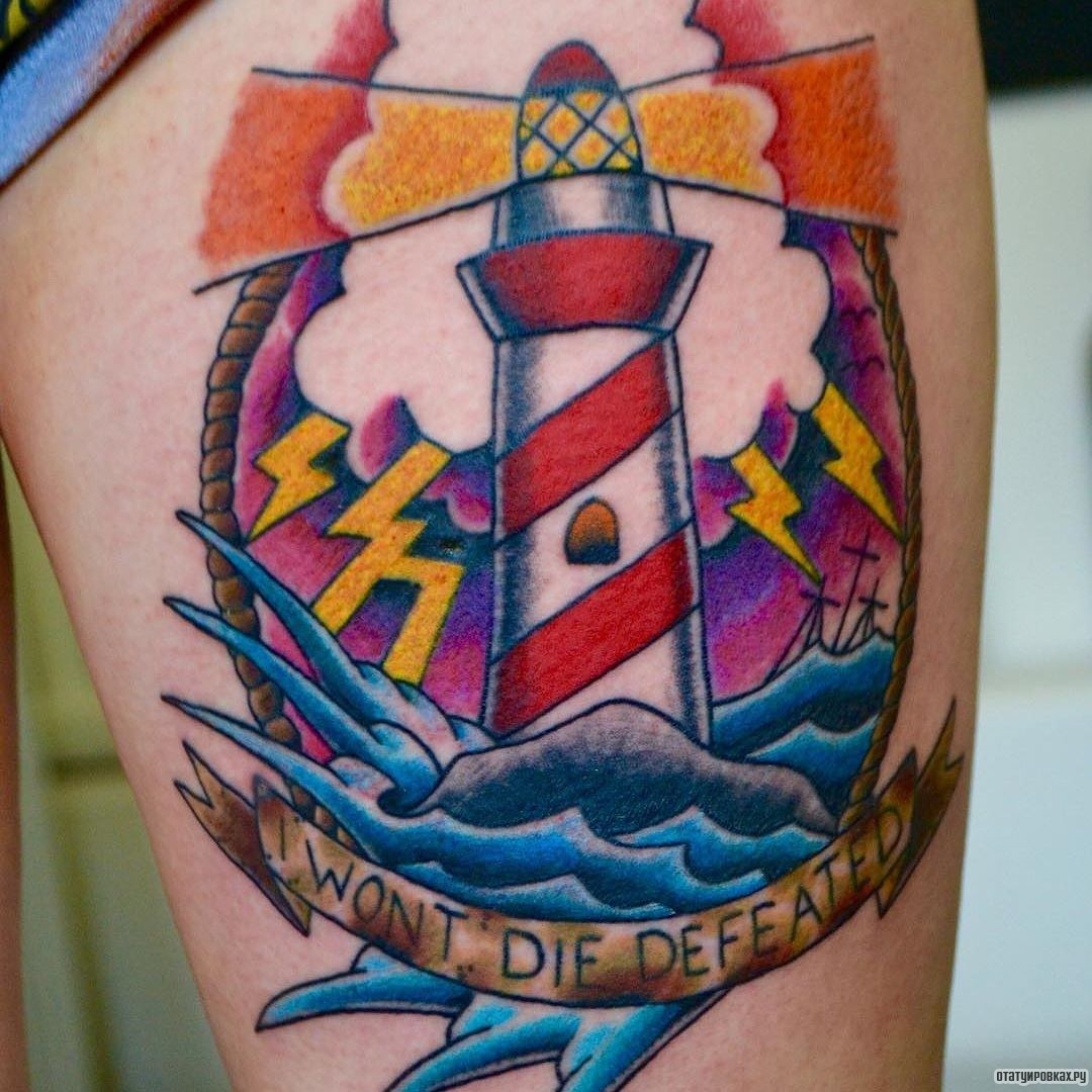Фотография татуировки под названием «Маяк с лентой и надписью»