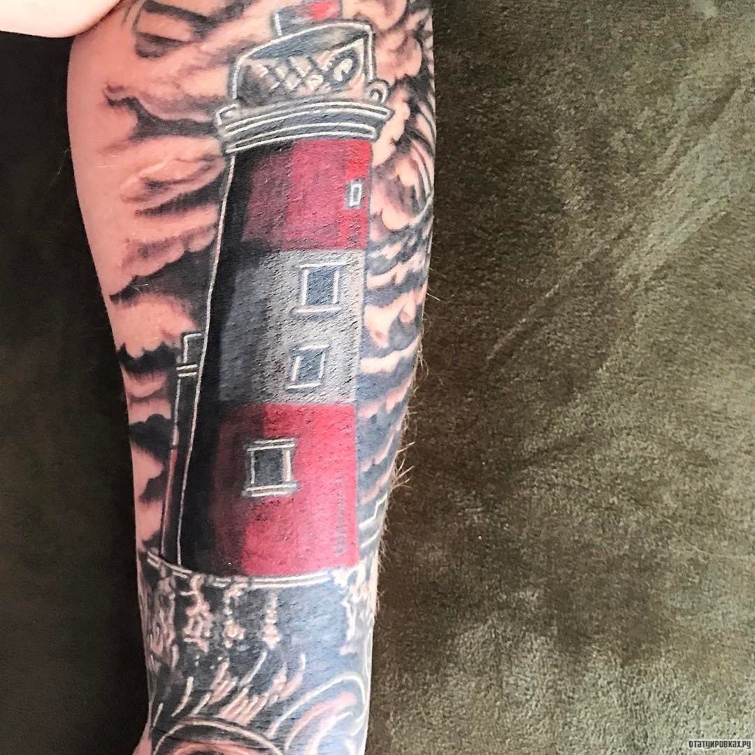 Фотография татуировки под названием «Красно-черный маяк»