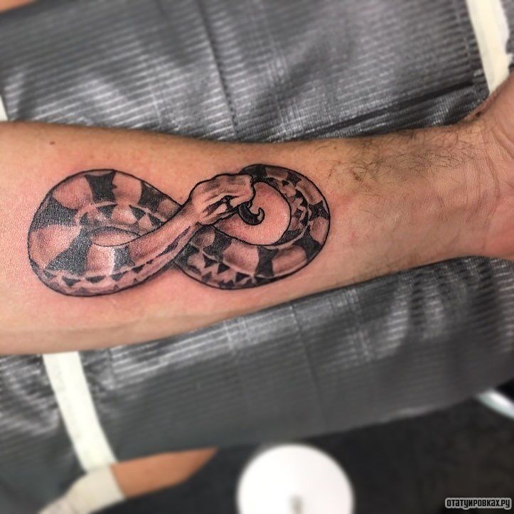 Фотография татуировки под названием «Уроборос в виде бесконечности»