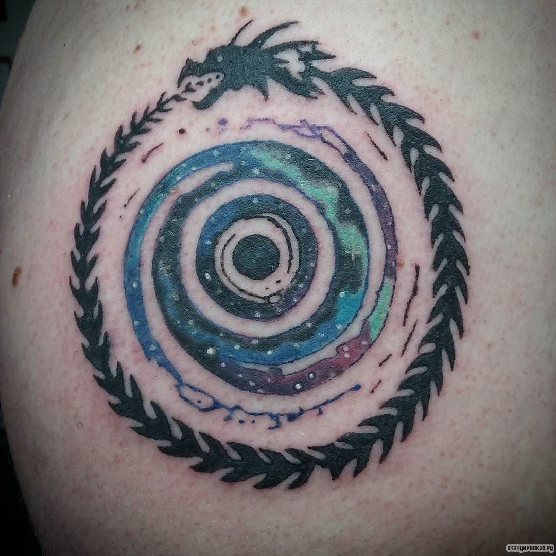 Фотография татуировки под названием «Уроборос с разноцветным узором»