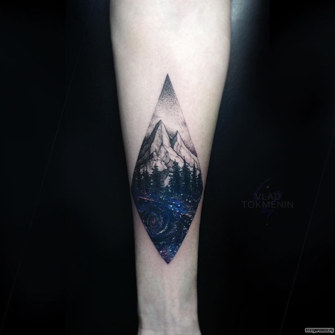 Фотография татуировки под названием «Природа с горами и елями»