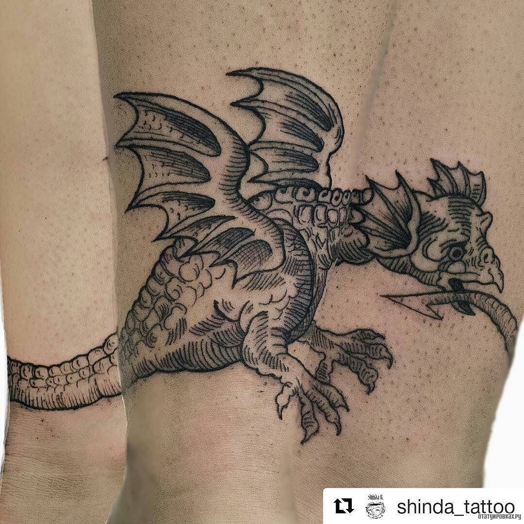 Фотография татуировки под названием «Уроборос в виде крылатого дракона - браслет»