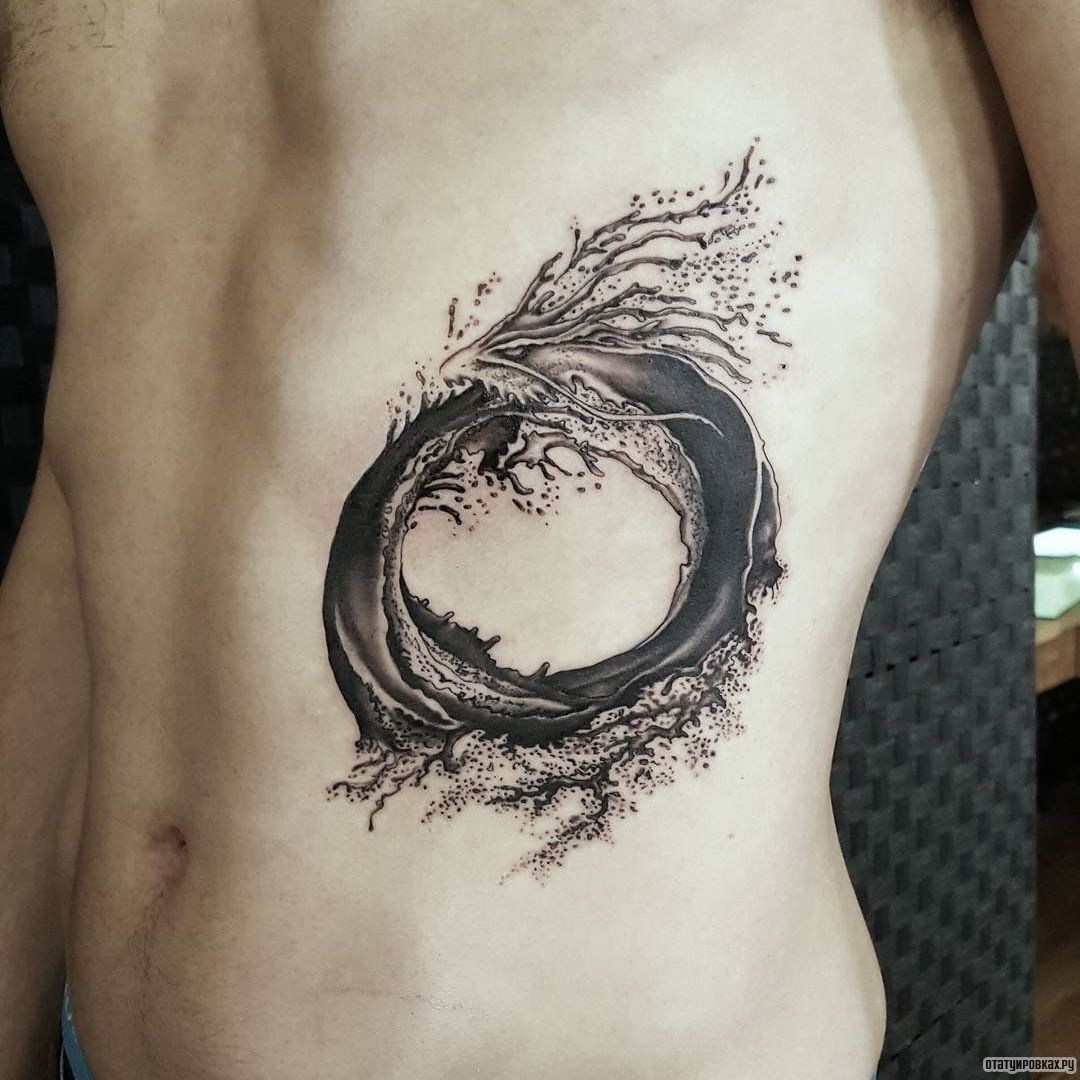 Фотография татуировки под названием «Уроборос в виде абстрактной волны»