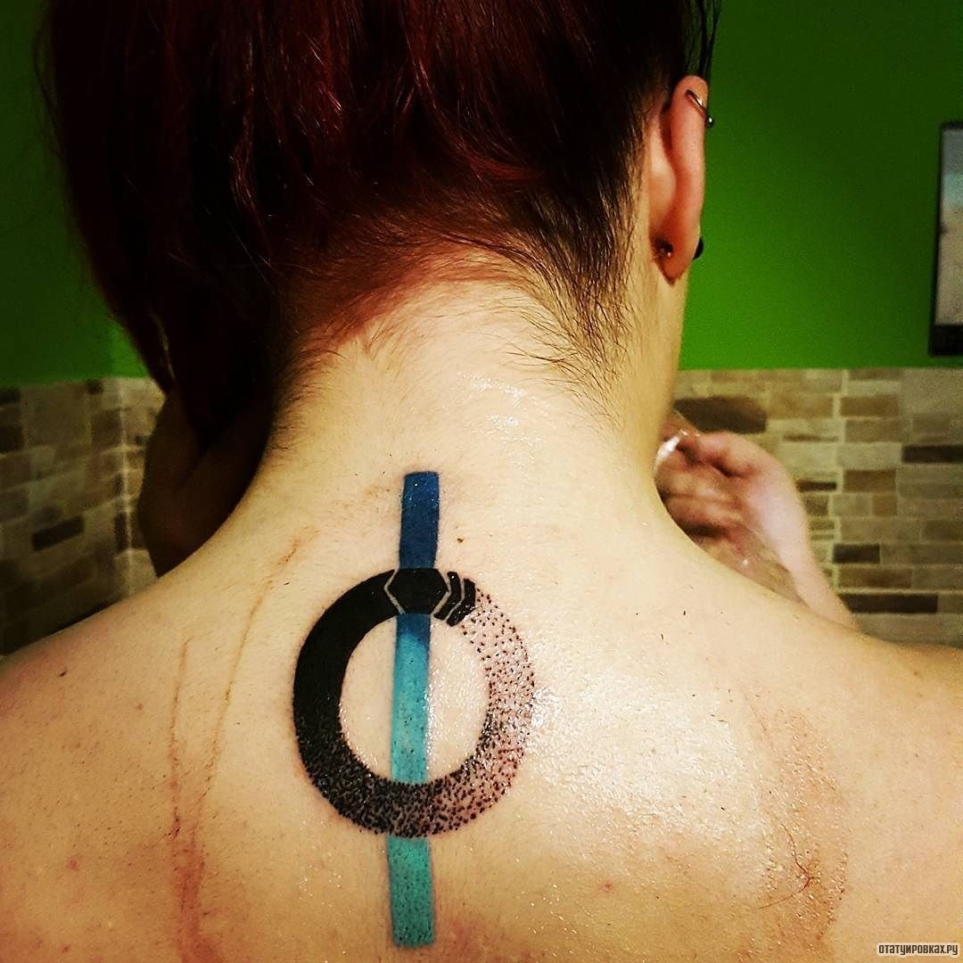 Фотография татуировки под названием «Уроборос с голубой полосой»