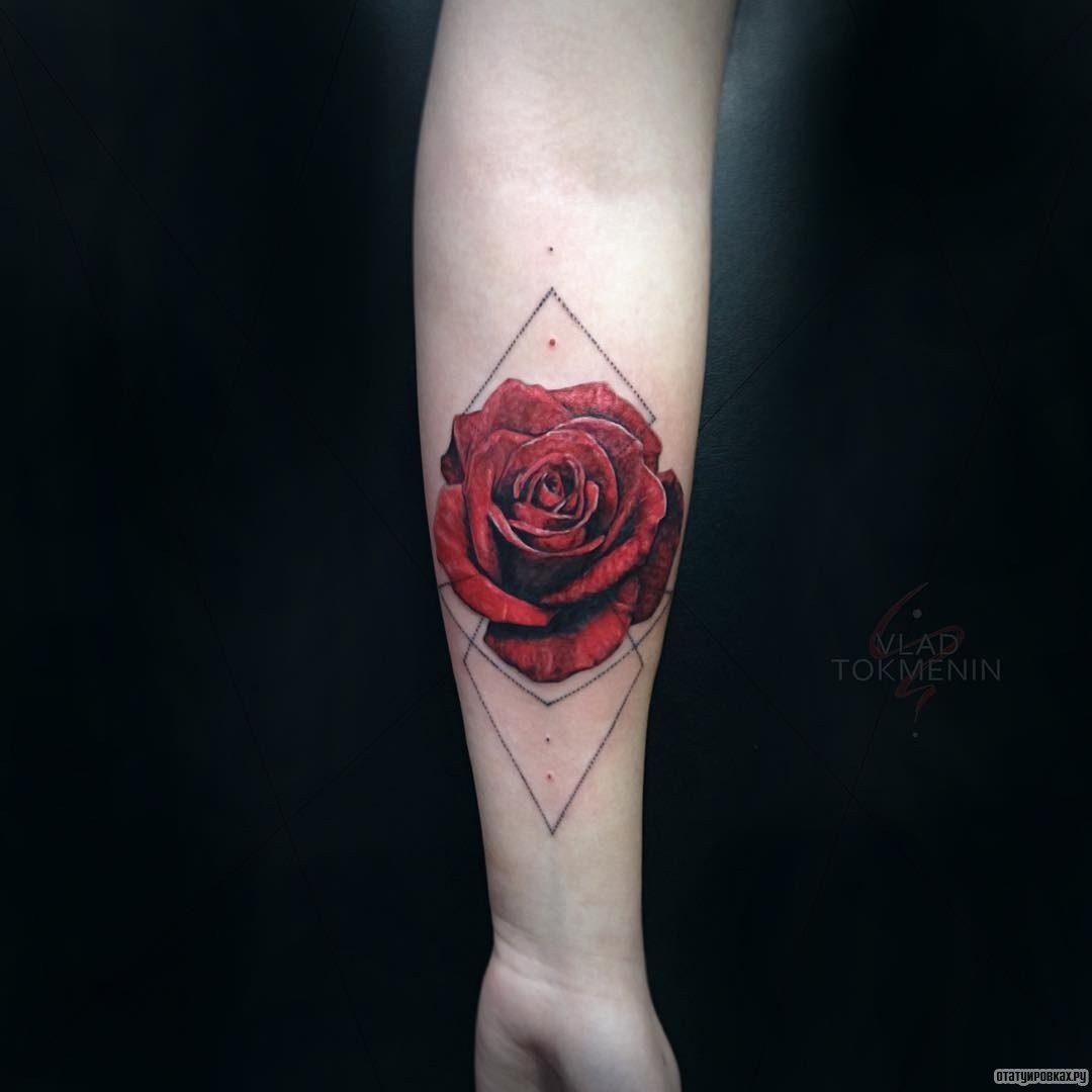 Фотография татуировки под названием «Реалистичная роза в геометрических фигурах»