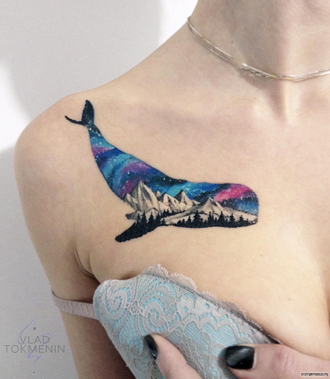 Фотография татуировки под названием «Абстрактный кит с горами и звездным небом»