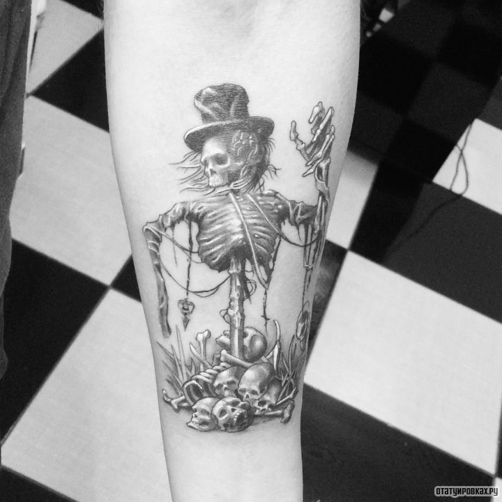 Фотография татуировки под названием «Скелет в шляпе»