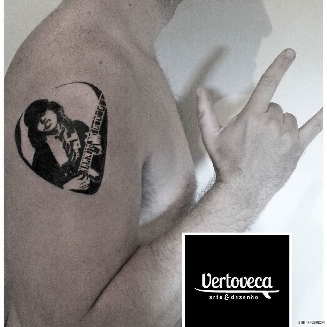 Фотография татуировки под названием «Рок музыкант в сердце»
