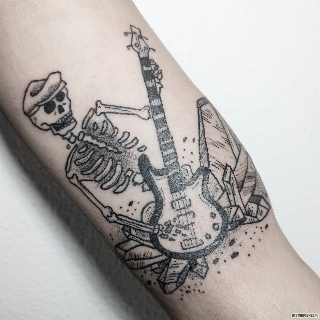 Фотография татуировки под названием «Скелет с гитарой»