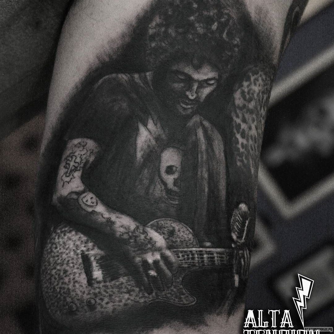 Фотография татуировки под названием «Человек в татуировках с гитарой»