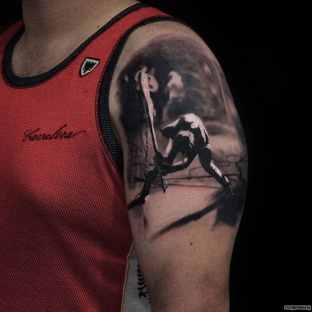 Фотография татуировки под названием «Человек разбивает гитару»