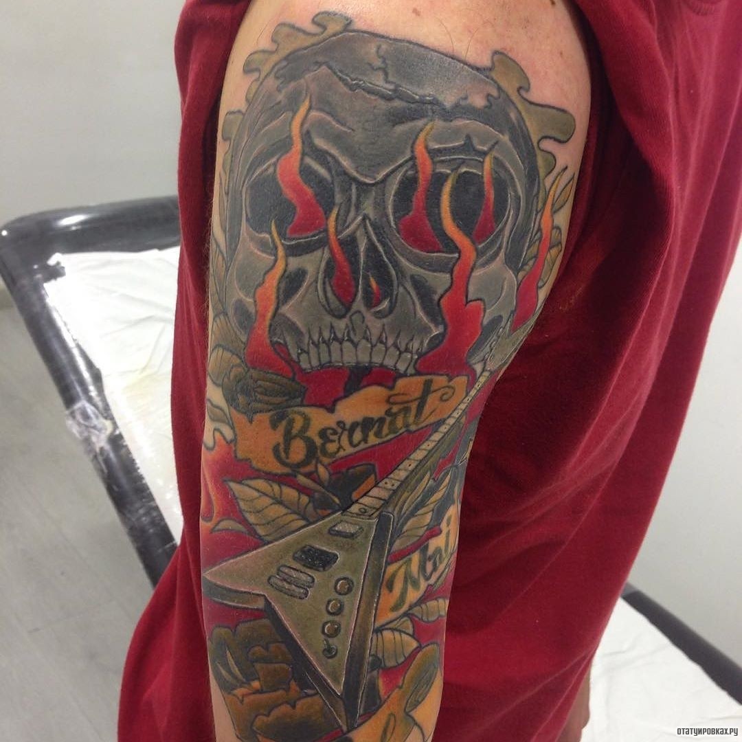 Фотография татуировки под названием «Черем в огне, гитара и надпись»