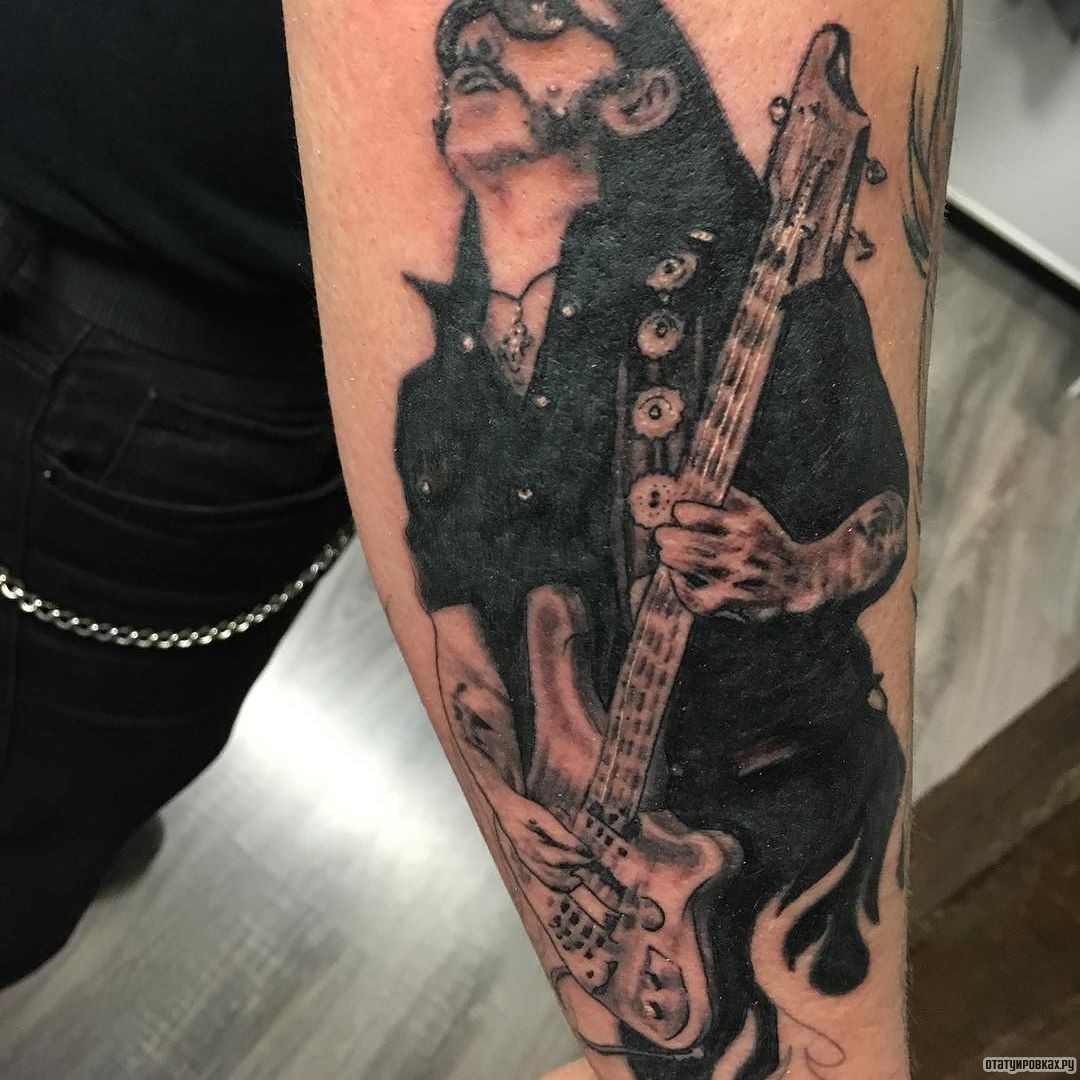 Фотография татуировки под названием «Человек с электро гитарой»