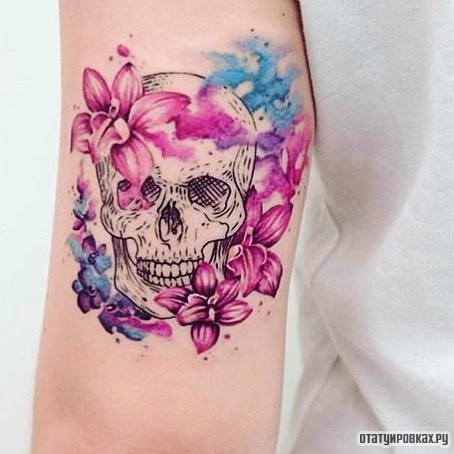 Фотография татуировки под названием «Череп с лилиями разного цвета»