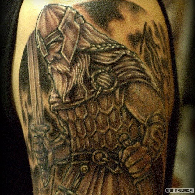 Фотография татуировки под названием «Богатырь с мечом»