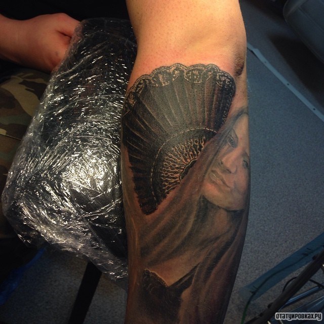 Фотография татуировки под названием «Девушка с веером»