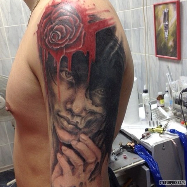 Фотография татуировки под названием «Девушка с красной розой на голове»