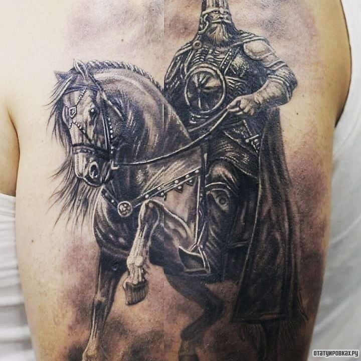 Фотография татуировки под названием «Богатырь на коне чб»