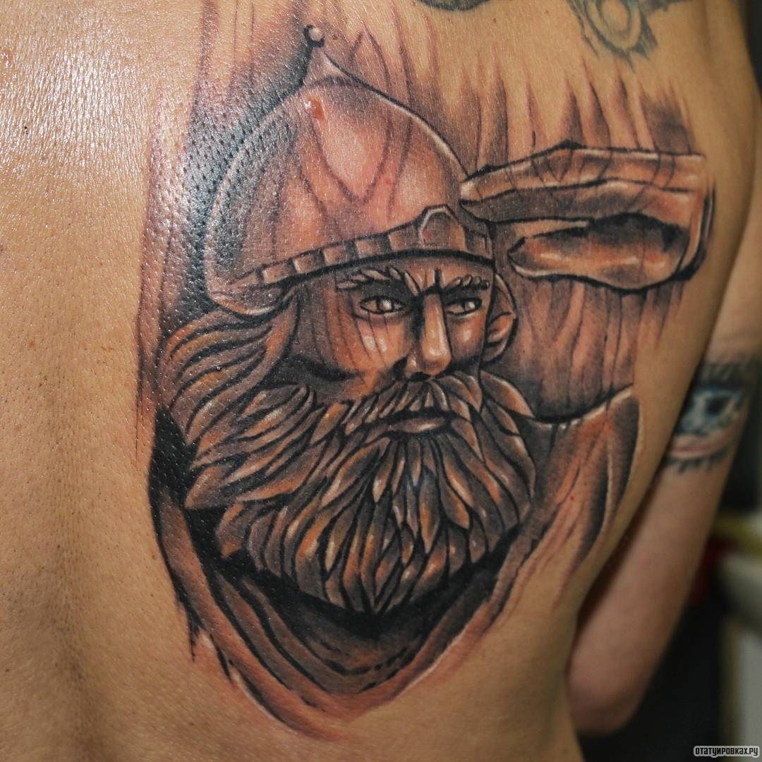 Фотография татуировки под названием «Богатырь смотрит вдаль»