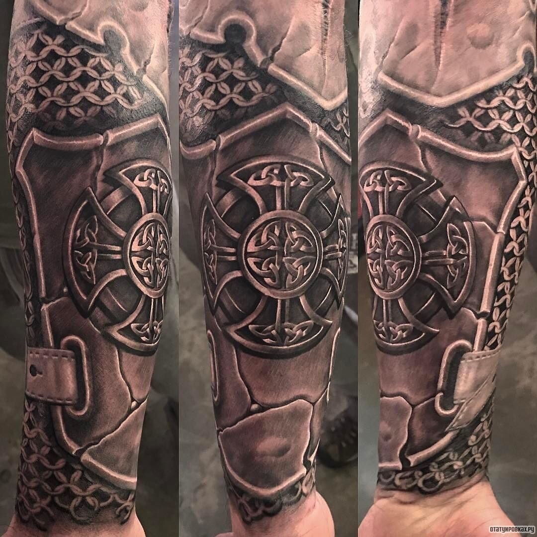 Фотография татуировки под названием «Латы с кельтским узором»
