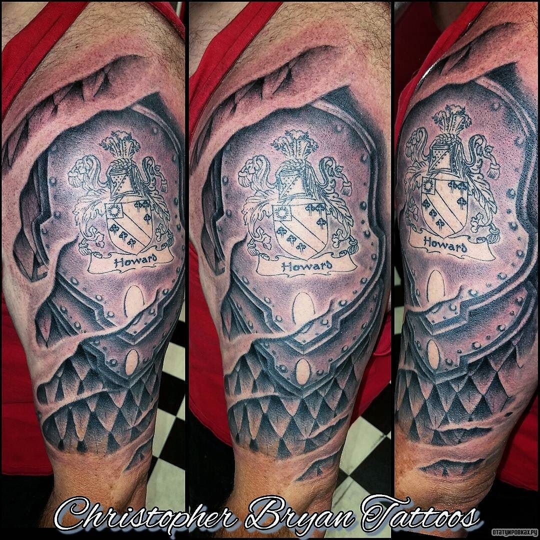 Фотография татуировки под названием «Латы с гербом»