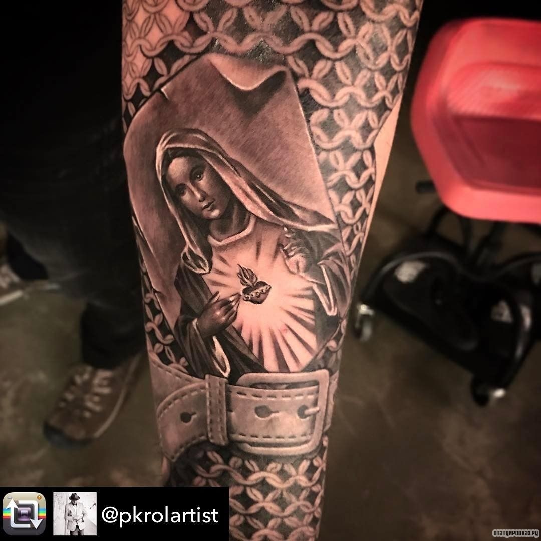 Фотография татуировки под названием «Латы в виде доспехов с монашкой»