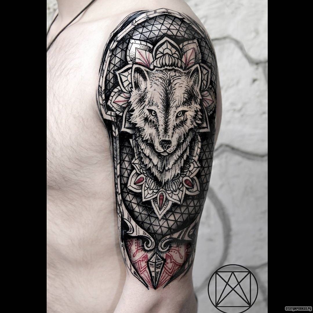 Фотография татуировки под названием «Латы в виде узора с волком»