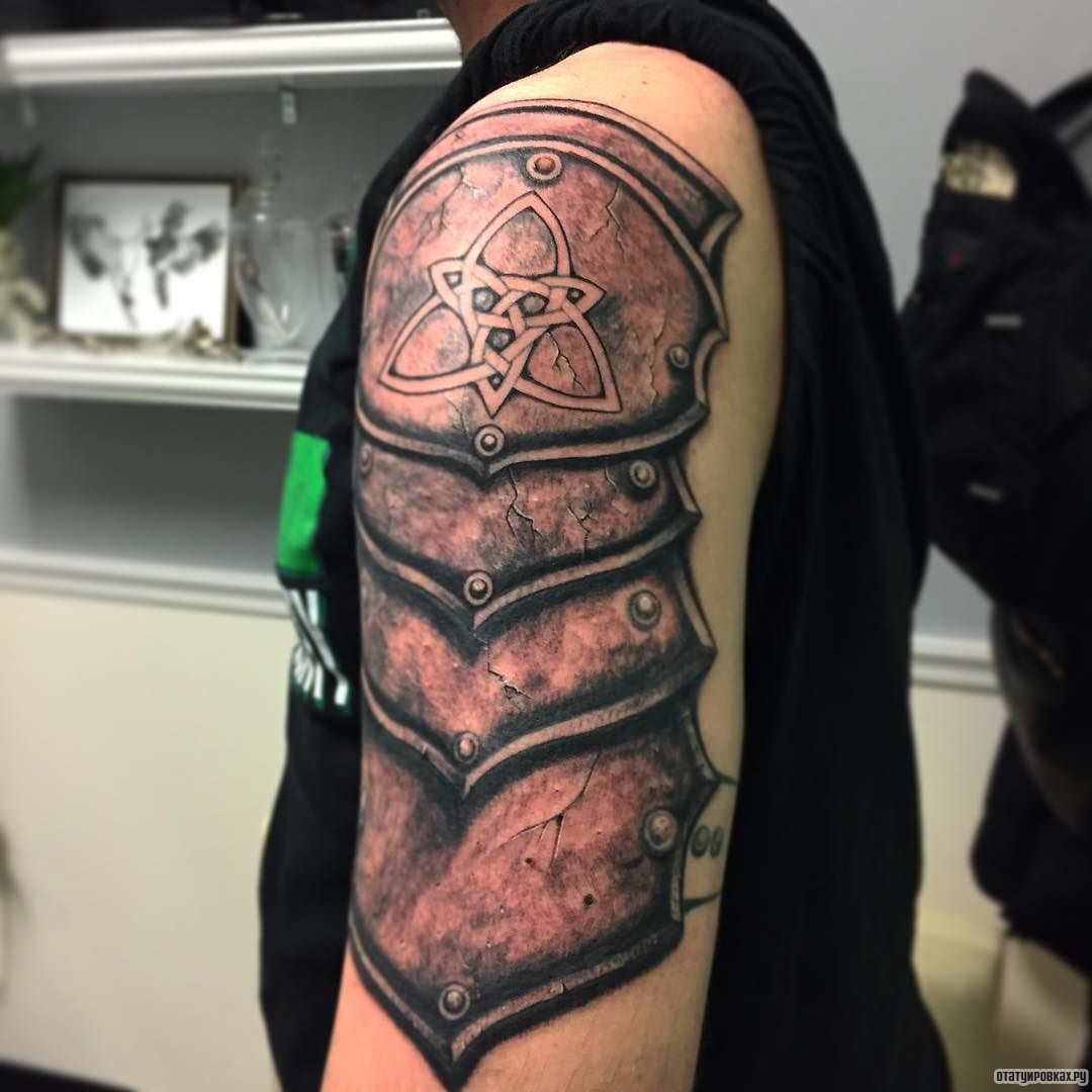 Фотография татуировки под названием «Латы и кельтский узор»